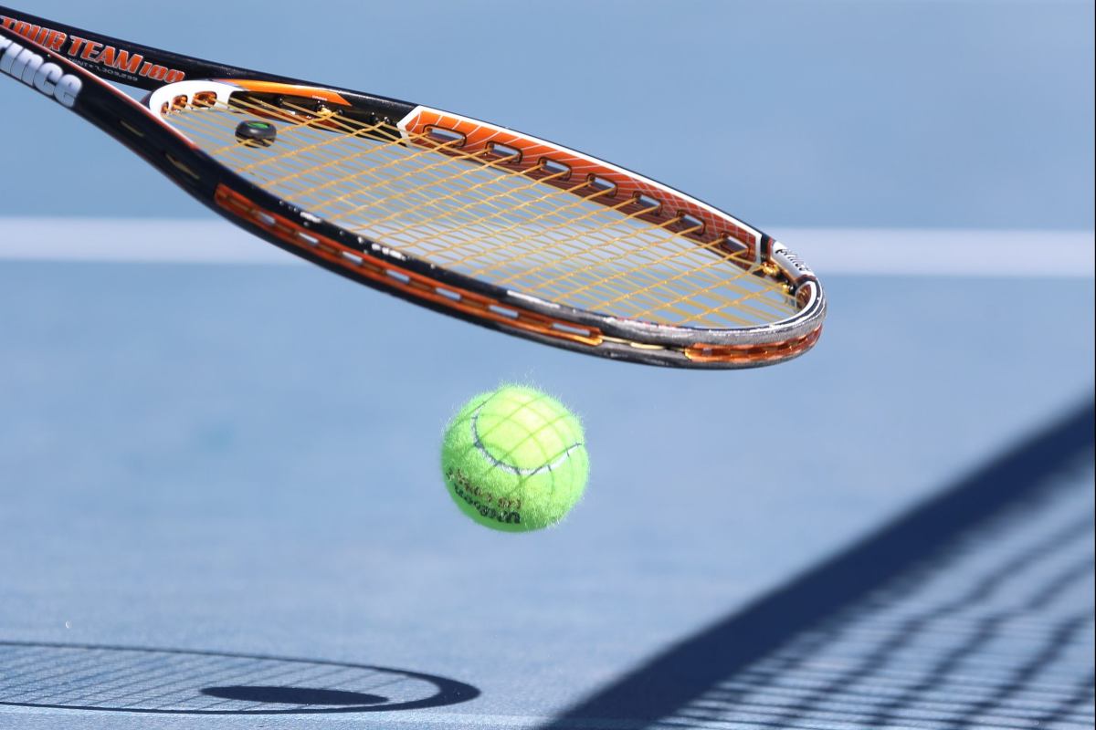 τένις μπάλα ρακέτα